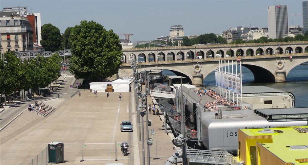 Passing in front of the Joséphine Baker swimming pool