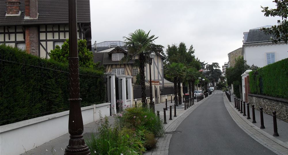 A street around the lake