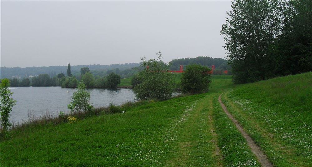 Le chemin autour du lac