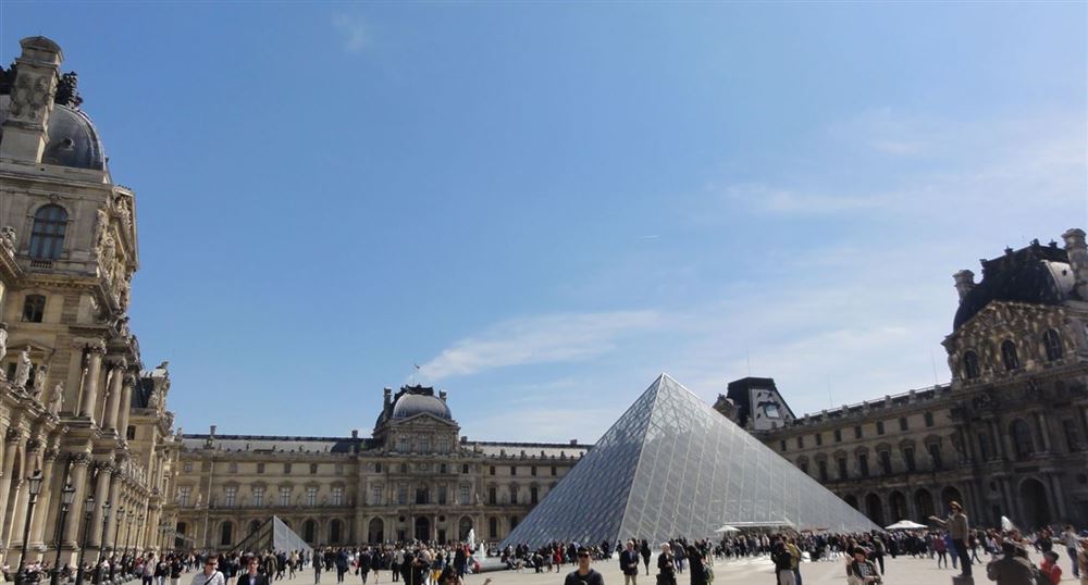 Die Pyramide des Louvre