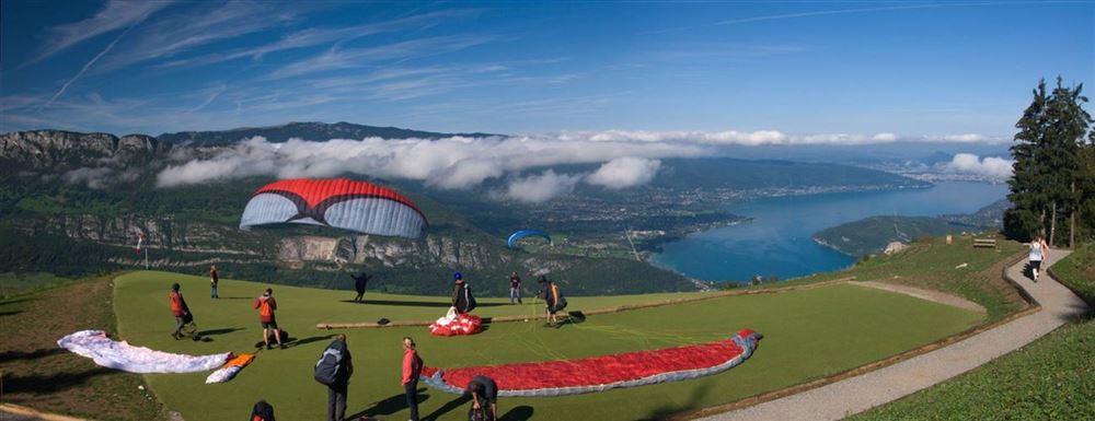 The departure of the paragliders
