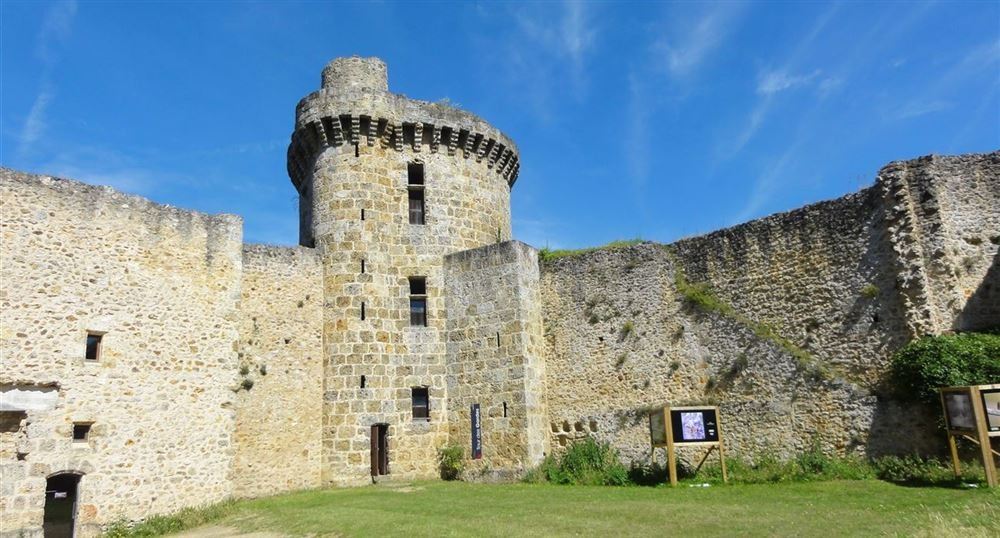 Le château de la Madeleine à Chevreuse@https://francedigitale.com/randonnee/afficher/299