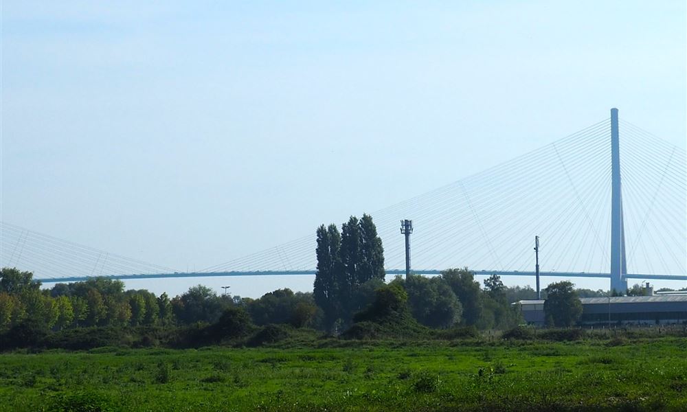 Le pont de Normandie vu de loin